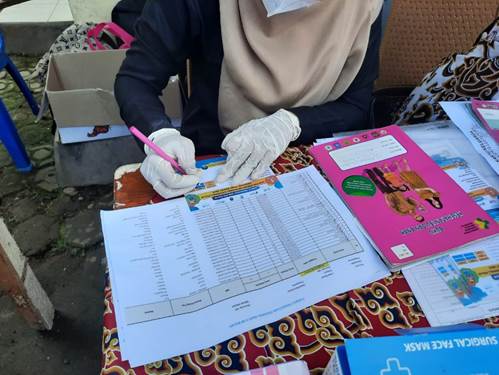 Health worker records nOPV2 vaccinations
